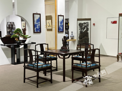 泓艺九洲国际文化艺术中心内陈列的中式家具。 华龙网记者 刘钊 摄